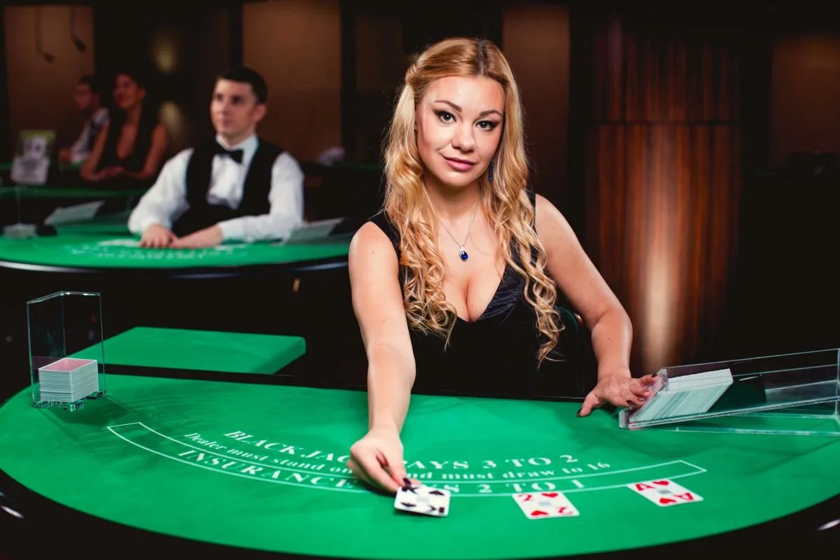 Suasana meja kasino live dengan dealer di SURYAJITU