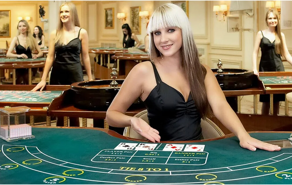 Tampilan kasino live mobile dengan meja permainan dan dealer